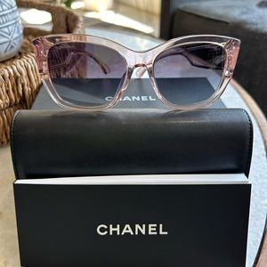 CHANEL Sunglasses 🕶️ 💕